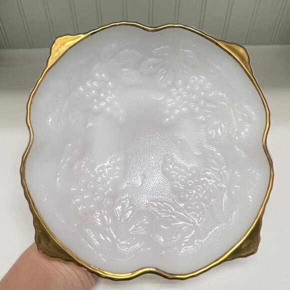 Vintage 1960's Anchor Hocking Milk Glass Grape Patterned Scalloped Serving Bowl - Picture 2 of 14